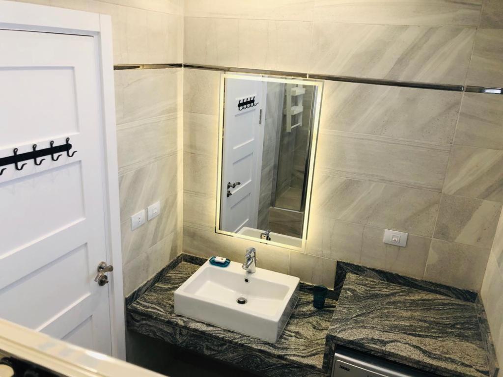 Sodic Westown Residence1-Near Elnada Hospital 'Izbat Yusif Barradah Kültér fotó